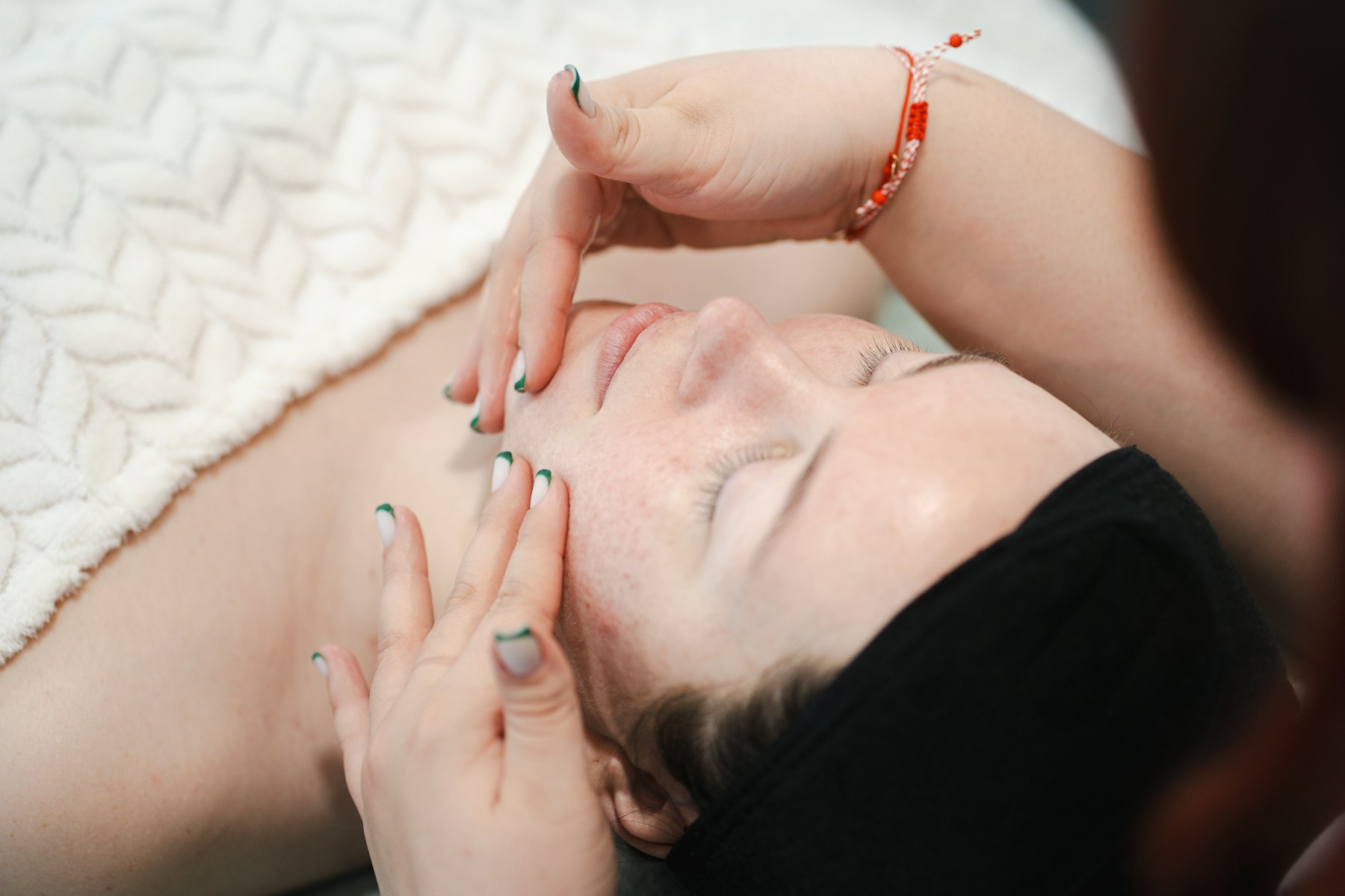Gezichtsmassage tijdens een behandeling