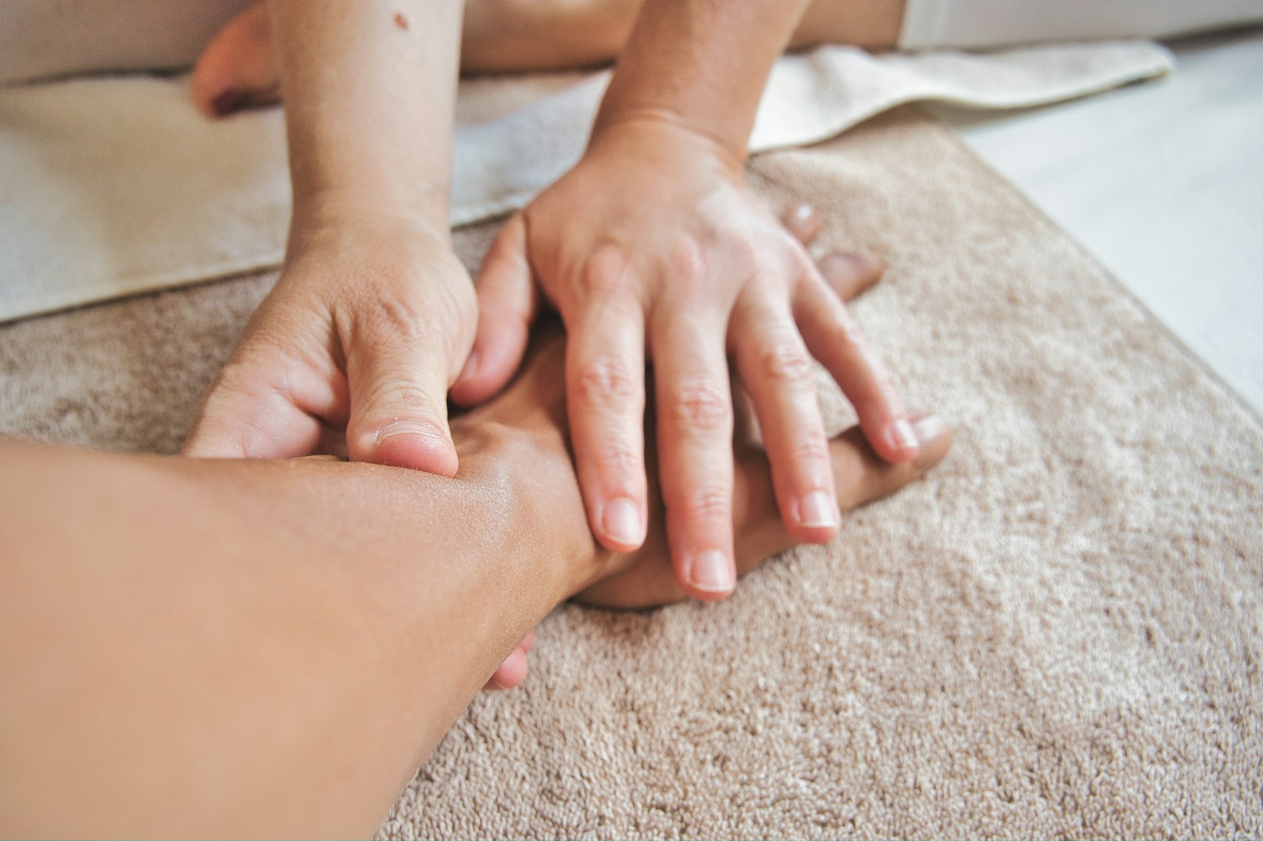 Massage op een zachte handdoek